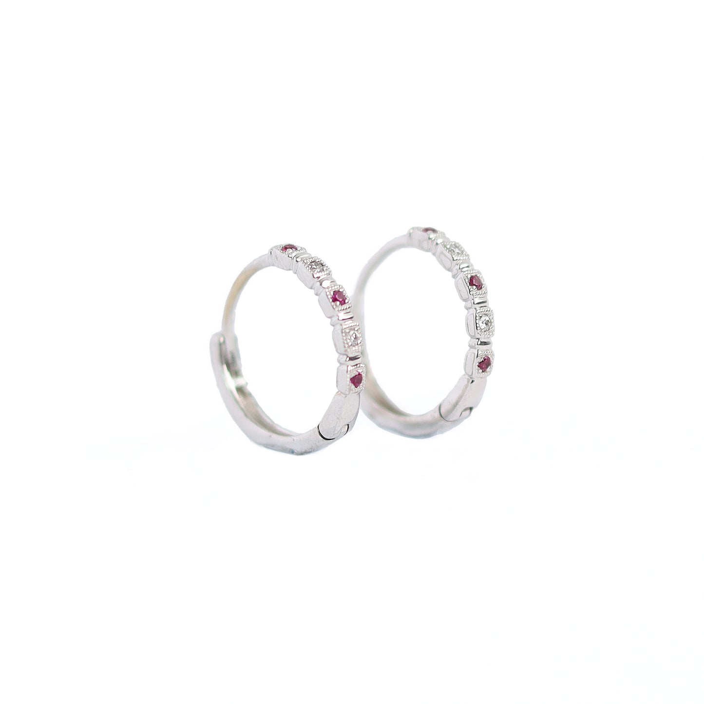 Arracadas Huggie Diamante y Rubí