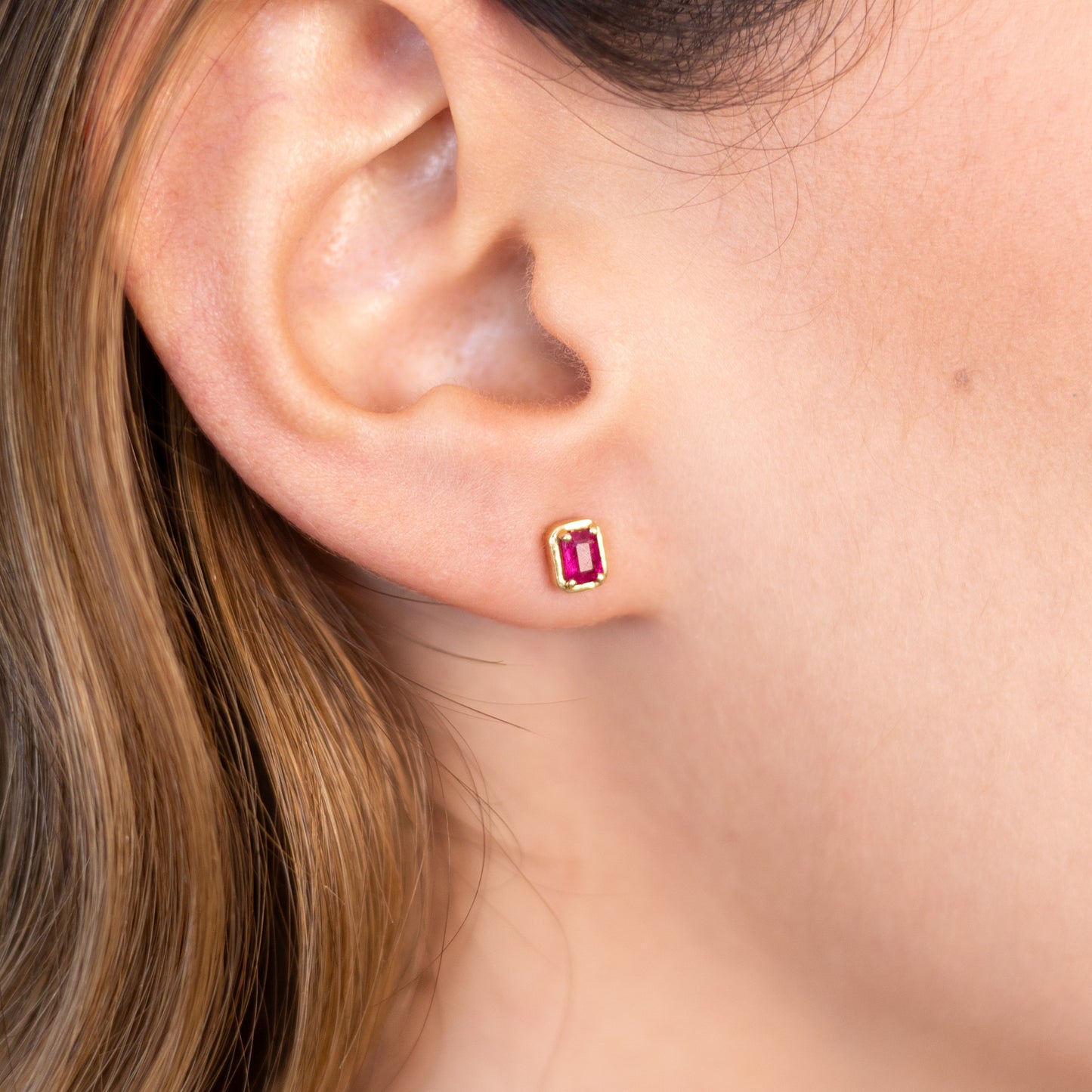 Aretes Brio Rubí Natural