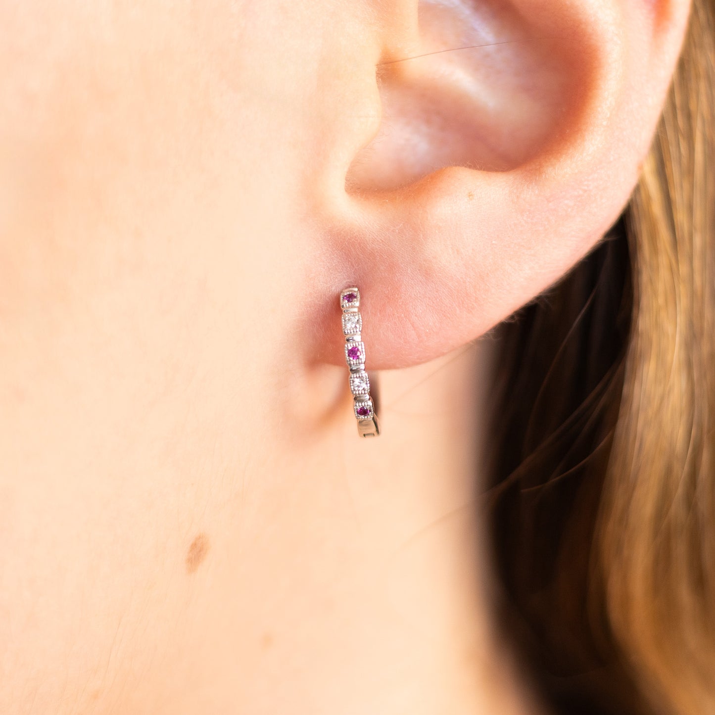 Arracadas Huggie Diamante y Rubí