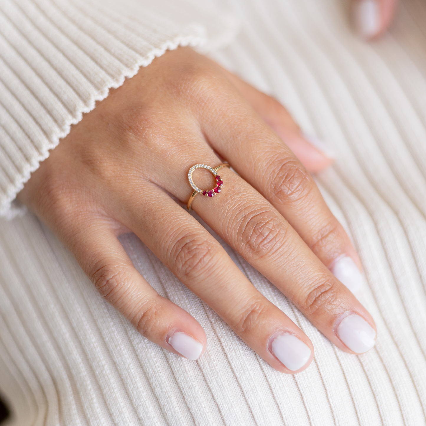 Anillo Oval Rubí y Diamantes