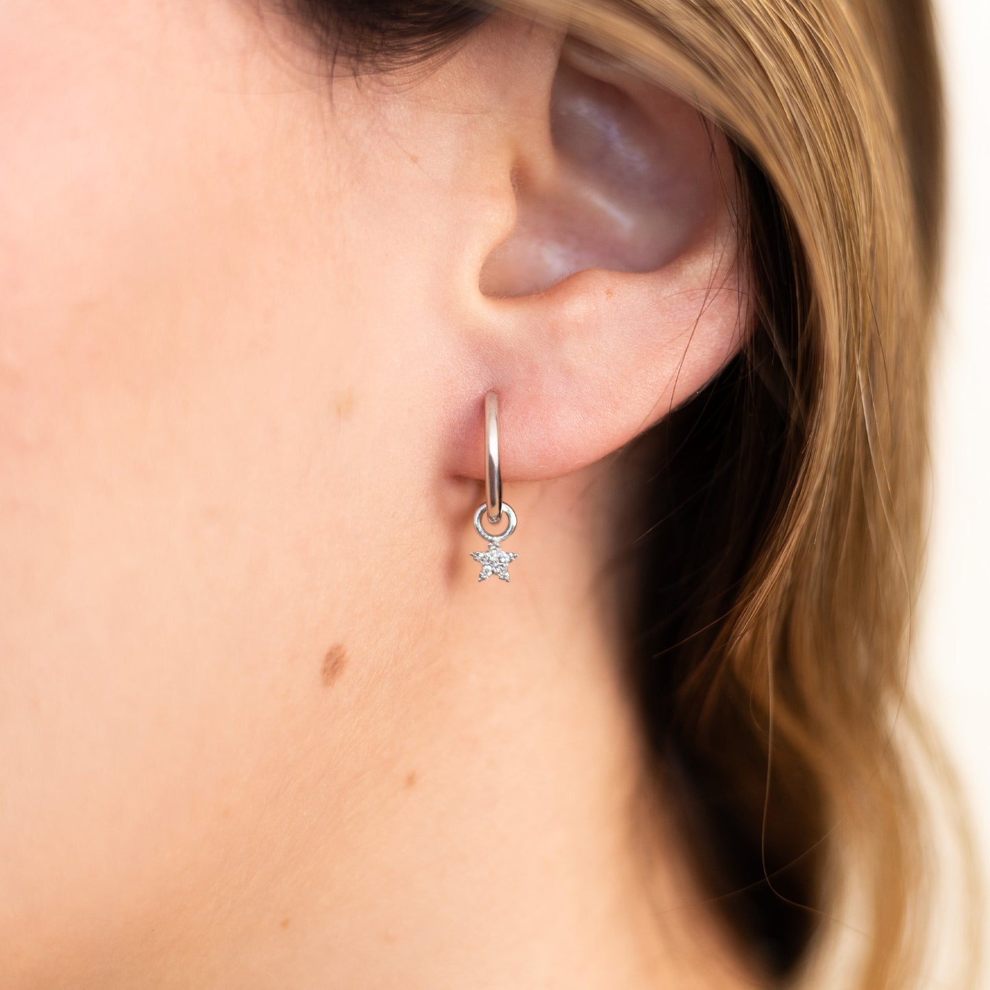 Aretes Huggie Estrella Diamante